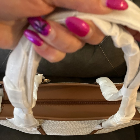 MK “Jet Collection” Lg Tote Bag - Picture 6 of 8